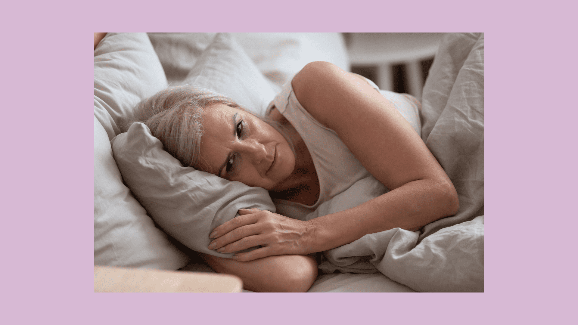 Schlafstörungen in den Wechslejahren, Frau im Bett die nicht schlafen kann