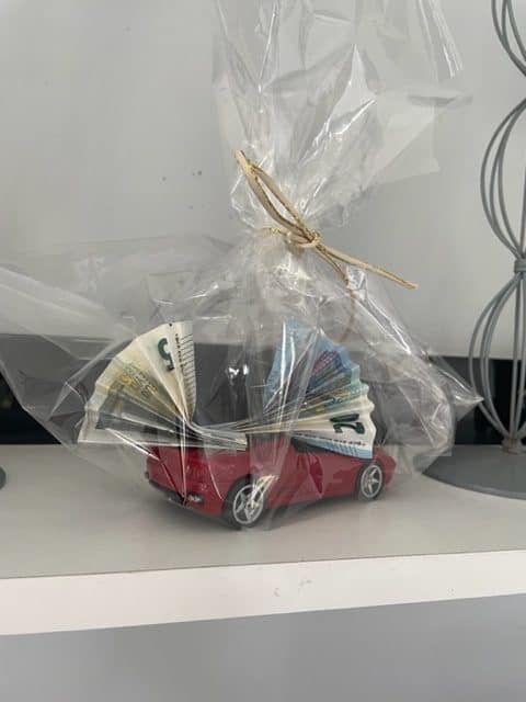 12 von 12 mein März 2022 das Geburtstagsgeschenk für mein Patenkind; ein Ferrarie mit Geldscheinen in Folie eingepackt und dekoriert
