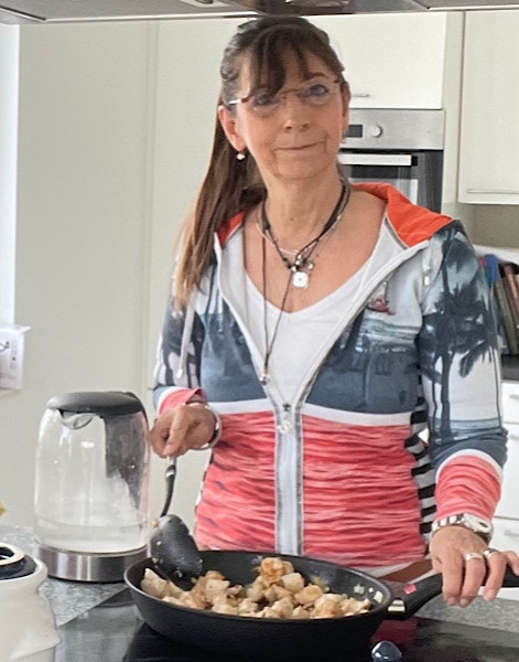 12 von 12 mien April Heilpraktikerin Andrea Schimke beim Kochen