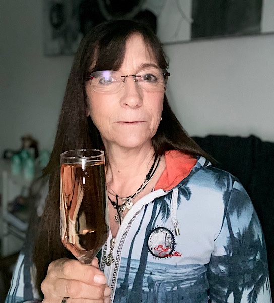 12 von 12 mein April Heilprakikerin andrea Schimke genießt ein Glas Sekt