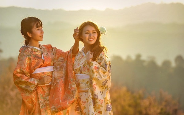 Asiatische Frauen im Kimono